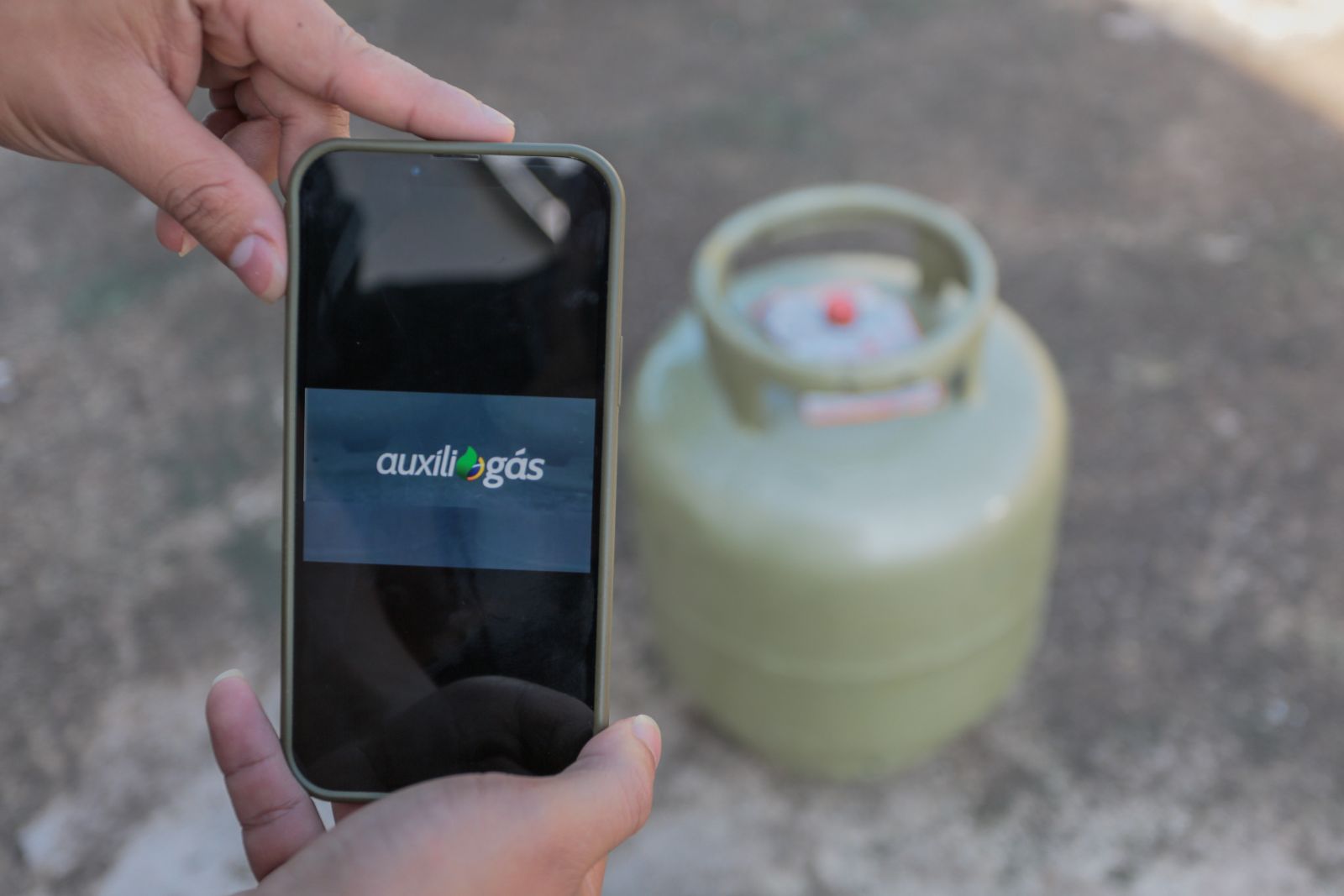 Família de baixa renda recebe botijão de gás de programa social do governo.