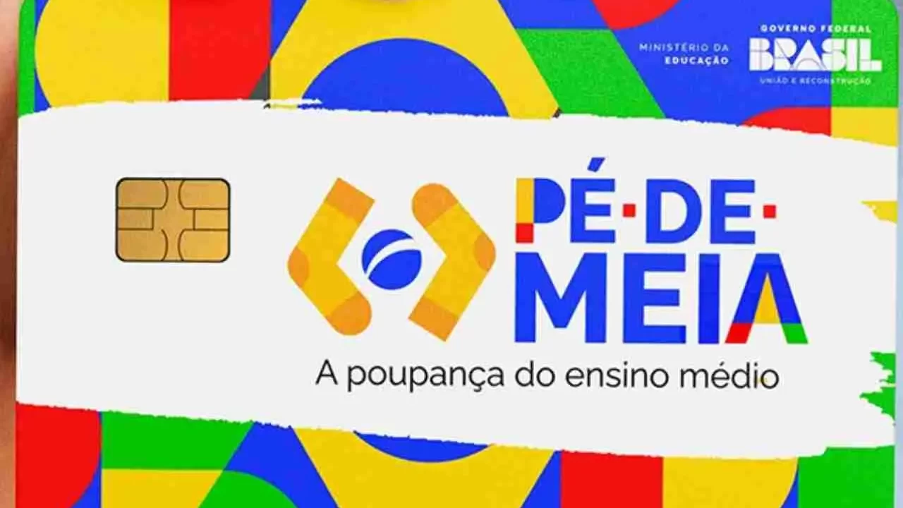 Jovem estudante sorrindo enquanto usa um notebook em ambiente de estudo