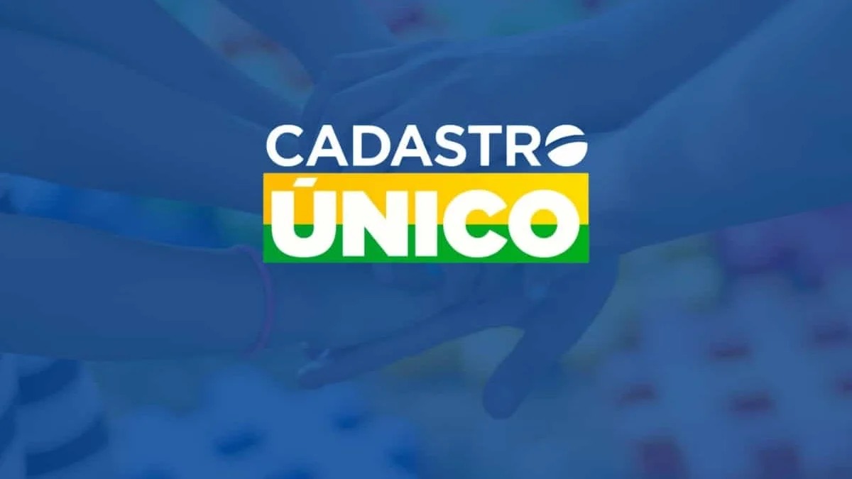 Mulher de costas em frente a uma placa do Cadastro Único.